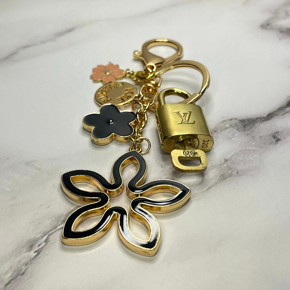 Louis Vuitton Lock & Key Set #320 with a Floral / Rhinestone Keychain - Picture 3 of 4